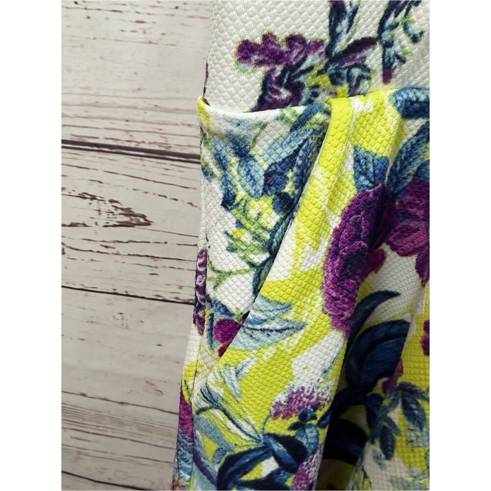 TORRID White Base Floral Print Skater Style Skirt Plus Size 4 NWOT - Picture 3 of 6